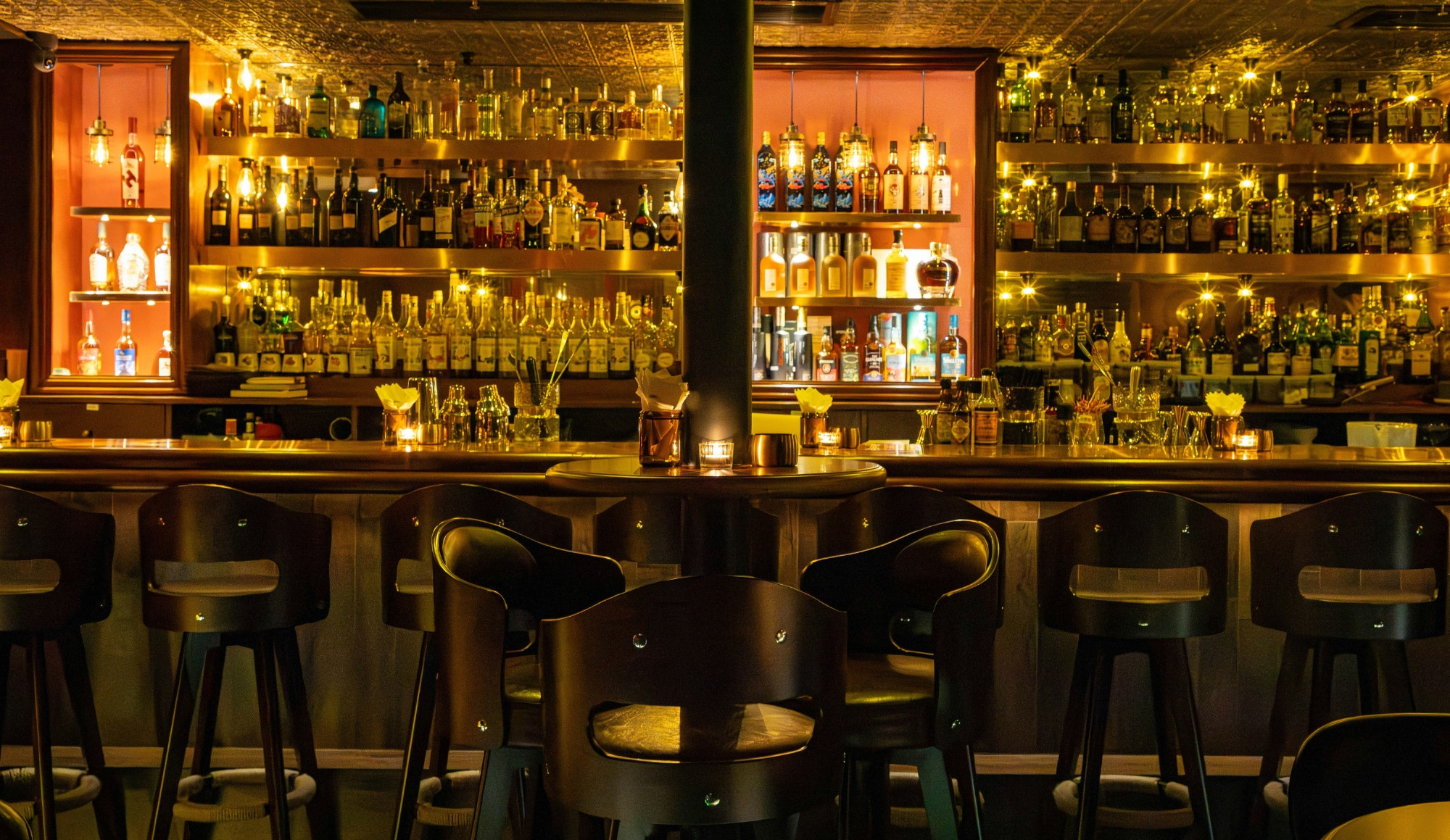 Mit jelent a speakeasy bár? Lefolyóba öntött whisky, lefolyóba csurgó erkölcs