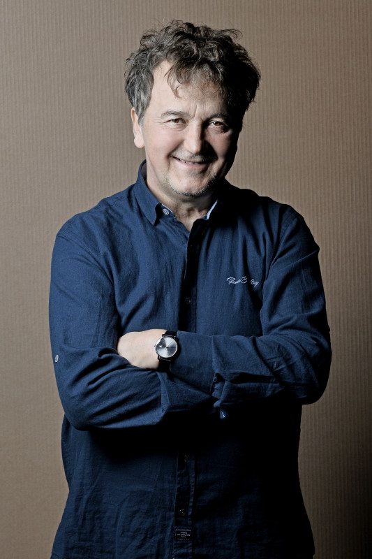 Esténk házigazdája az egyedi humoráról, jellegzetes hangjáról, alternatív színházi múltjáról és kultfilmekből ismert SCHERER PÉTER lesz. 